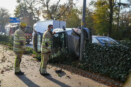 Botsing in Hilversum: auto op z'n kant