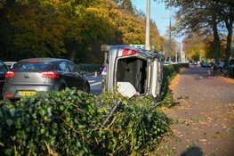 Botsing in Hilversum: auto op z'n kant