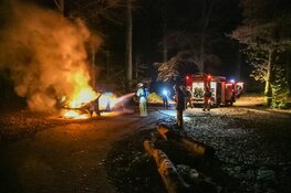 Auto volledig gestript en in brand gestoken