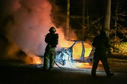 Auto volledig gestript en in brand gestoken