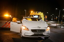 Botsing op rotonde in Hilversum: één gewonde