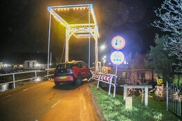 Auto botst tegen brug, bestuurder spoorloos