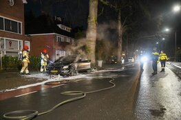 Auto door brand verwoest in Hilversum