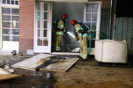 Brandweer blust brand in woning Bussum