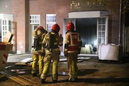 Brandweer blust brand in woning Bussum