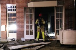 Brandweer blust brand in woning Bussum
