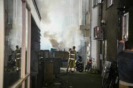 Container in brand tegen gevel in Hilversum