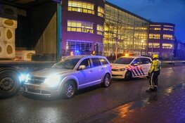 Auto botst achterop lossende vrachtwagen in Hilversum