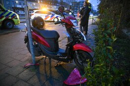 Scooterrijder onder bestelbus in Hilversum