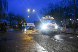 Scooterrijder onder bestelbus in Hilversum