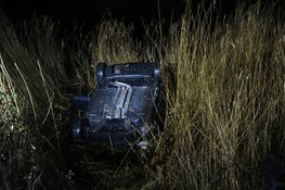 Auto op de kop in de sloot bij eenzijdig ongeval