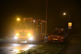 Auto op de kop in de sloot bij eenzijdig ongeval