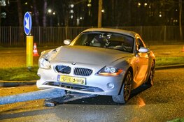 Auto tegen lantaarnpaal gereden in Hilversum