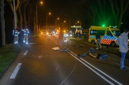 Auto crasht tegen boom in Hilversum, bestuurder op de vlucht
