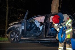 Auto crasht tegen boom in Hilversum, bestuurder op de vlucht