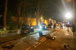 Auto crasht tegen boom in Hilversum, bestuurder op de vlucht
