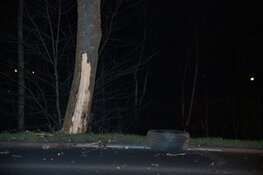 Auto crasht tegen boom in Hilversum, bestuurder op de vlucht