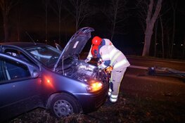 Auto crasht tegen boom in Hilversum, bestuurder op de vlucht