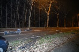 Auto crasht tegen boom in Hilversum, bestuurder op de vlucht