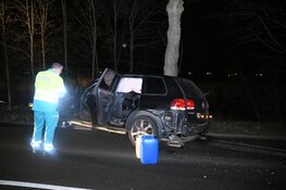 Auto crasht tegen boom in Hilversum, bestuurder op de vlucht