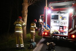 Auto crasht tegen boom in Hilversum, bestuurder op de vlucht