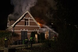 Veel schade bij grote brand in woonboerderij in Loosdrecht