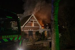 Veel schade bij grote brand in woonboerderij in Loosdrecht