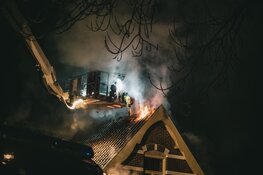 Veel schade bij grote brand in woonboerderij in Loosdrecht