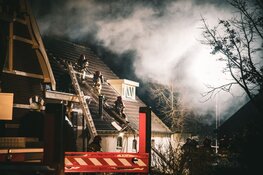 Veel schade bij grote brand in woonboerderij in Loosdrecht