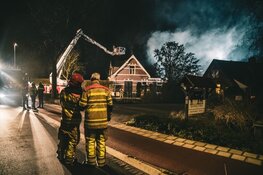 Veel schade bij grote brand in woonboerderij in Loosdrecht