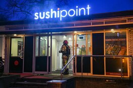 Frituur aan laten staan, sushirestaurant vol rook