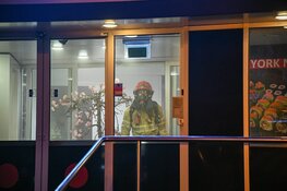 Frituur aan laten staan, sushirestaurant vol rook