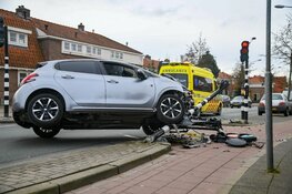 Automobilist rijdt tegen verkeerslicht in Hilversum