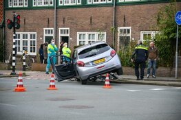 Automobilist rijdt tegen verkeerslicht in Hilversum