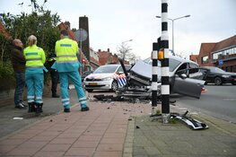 Automobilist rijdt tegen verkeerslicht in Hilversum
