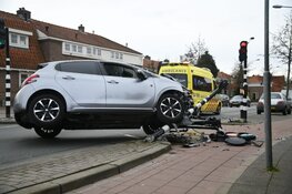 Automobilist rijdt tegen verkeerslicht in Hilversum