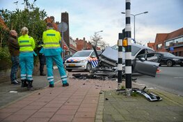 Automobilist rijdt tegen verkeerslicht in Hilversum