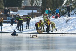 Kindje van 3 jaar van het ijs gered in Hilversum