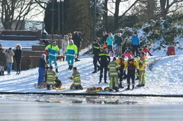 Kindje van 3 jaar van het ijs gered in Hilversum