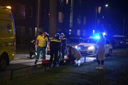 Scooterrijder knalt tegen geparkeerde auto