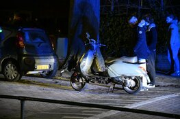Scooterrijder knalt tegen geparkeerde auto