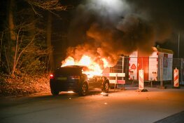 Auto door brand verwoest in Hilversum