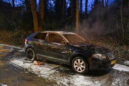 Auto door brand verwoest in Hilversum