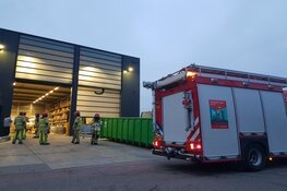 Brandende heftruckaccu bij bedrijf in 's-Graveland