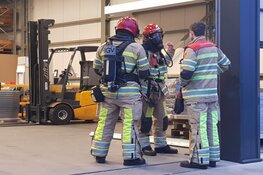 Brandende heftruckaccu bij bedrijf in 's-Graveland