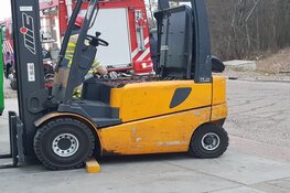 Brandende heftruckaccu bij bedrijf in 's-Graveland