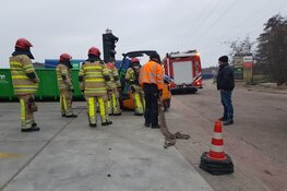 Brandende heftruckaccu bij bedrijf in 's-Graveland