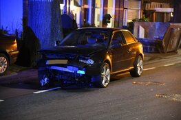 Auto raakt van weg en ramt peperdure Tesla's in Hilversum