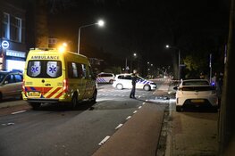 Auto raakt van weg en ramt peperdure Tesla's in Hilversum