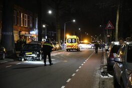 Auto raakt van weg en ramt peperdure Tesla's in Hilversum